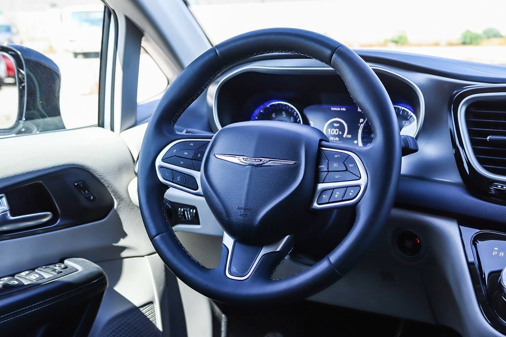 Used 2024 Chrysler Pacifica Touring-L FWD image 17