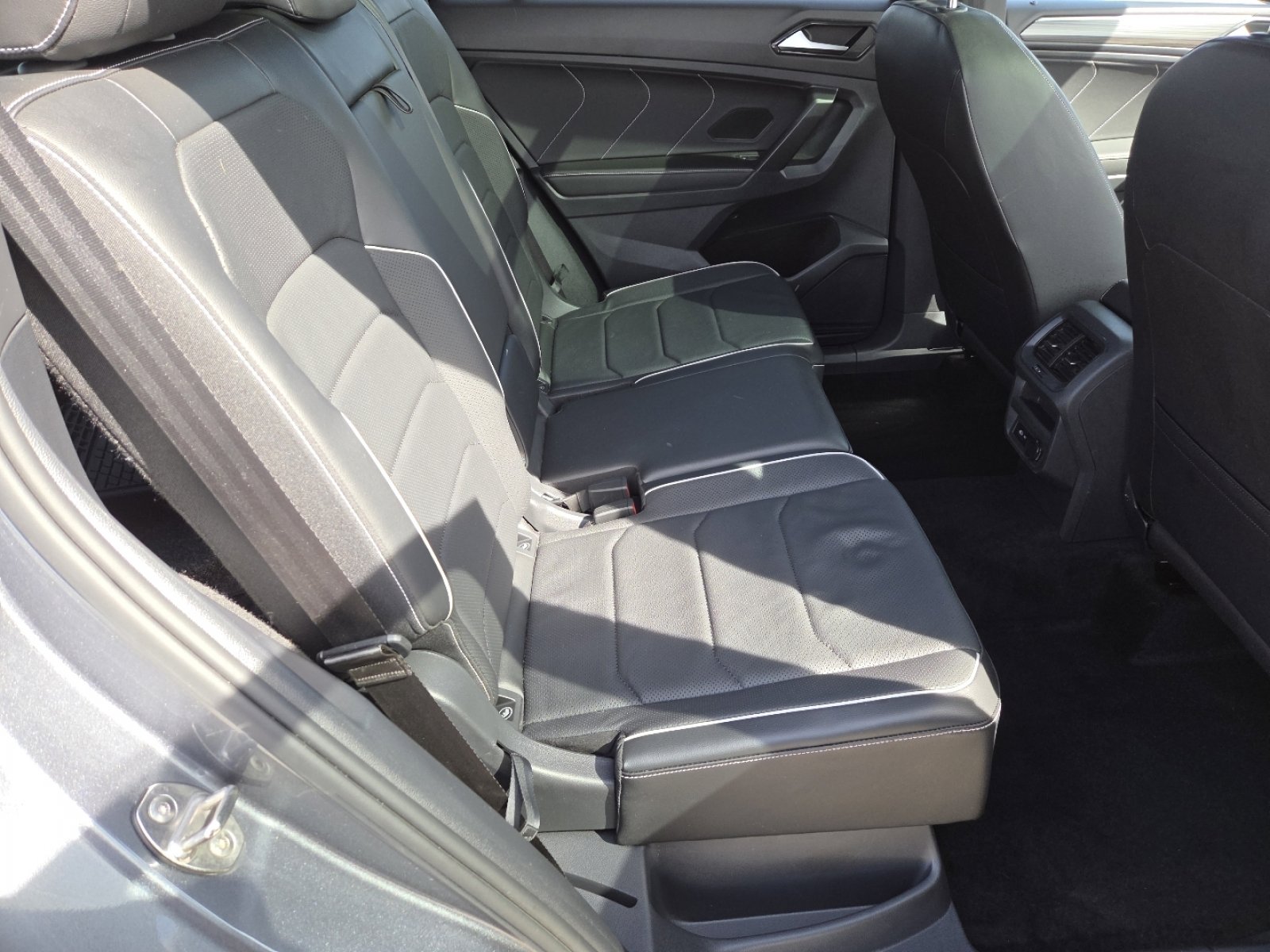 Used 2022 Volkswagen Tiguan SEL R-Line image 22