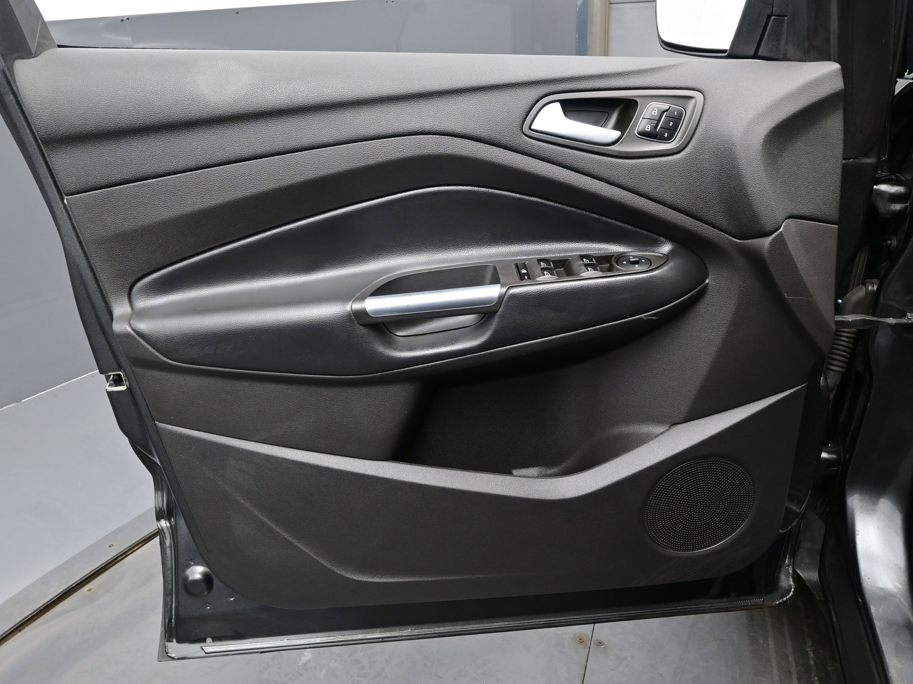 Used 2019 Ford Escape Titanium image 9