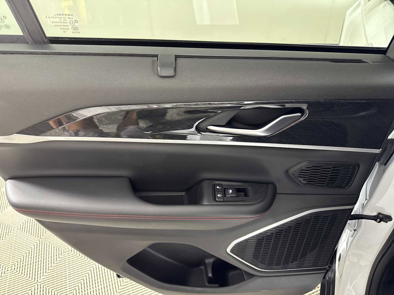 Used 2022 Jeep Grand Cherokee Trailhawk w/ Luxury Tech Group III image 32