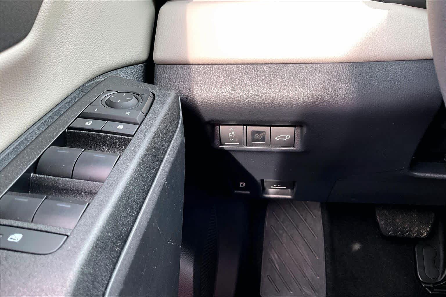 Used 2026 Toyota RAV4 XLE Premium FWD image 32