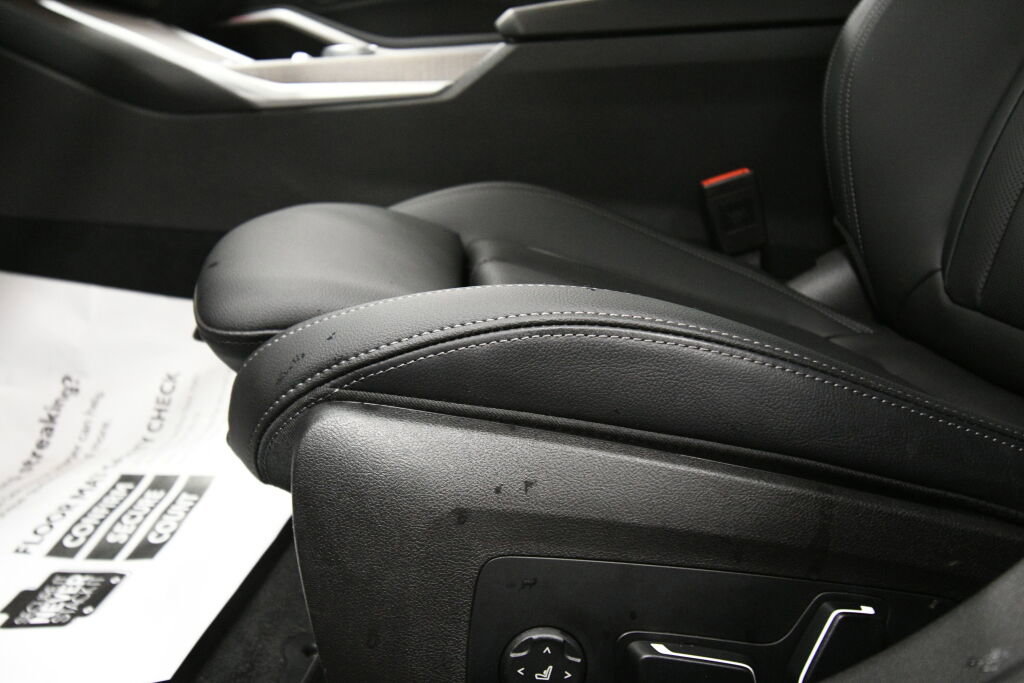 Used 2025 BMW 330i xDrive Sedan w/ Premium Package image 11