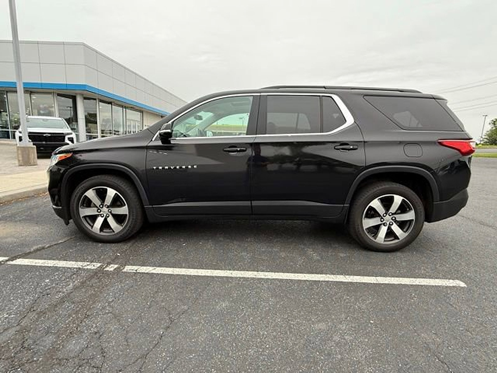 Used 2019 Chevrolet Traverse LT w/ LT Premium Package AWD/4WD image 3