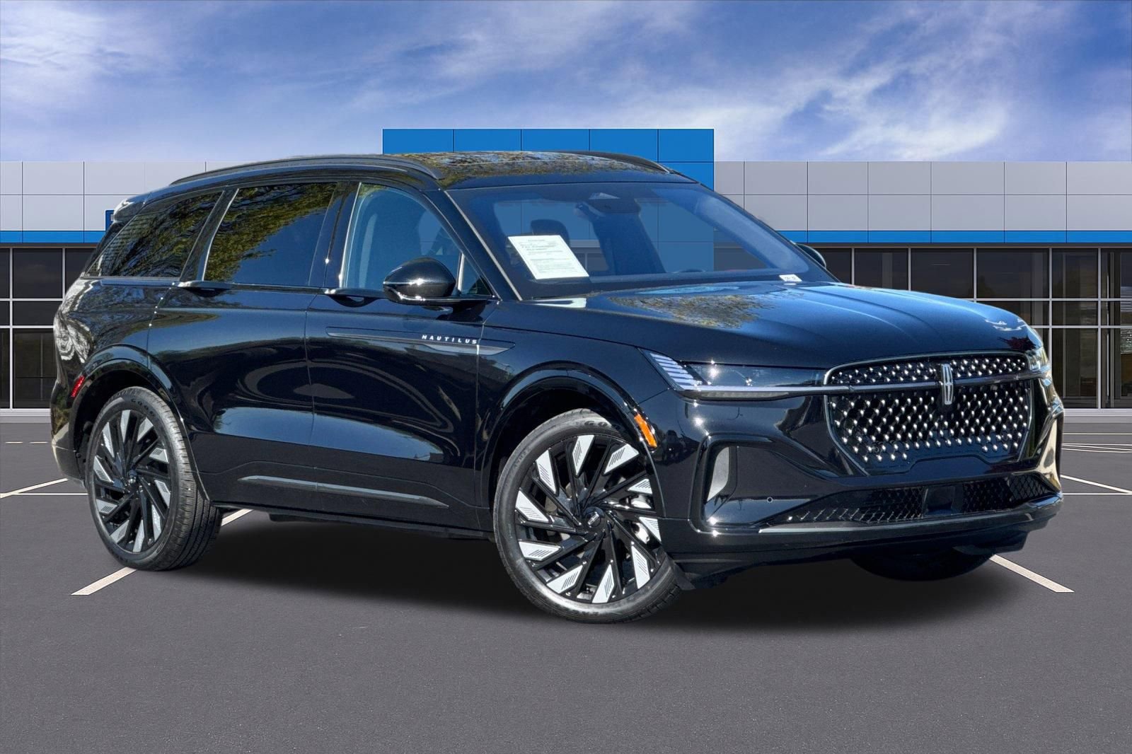 Used 2025 Lincoln Nautilus Reserve w/ Equipment Group 203A AWD/4WD image 2