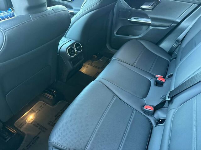 Used 2025 Mercedes-Benz GLC 350e 4MATIC image 15