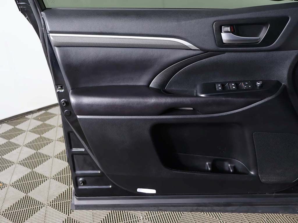 Used 2019 Toyota Highlander SE AWD/4WD image 23