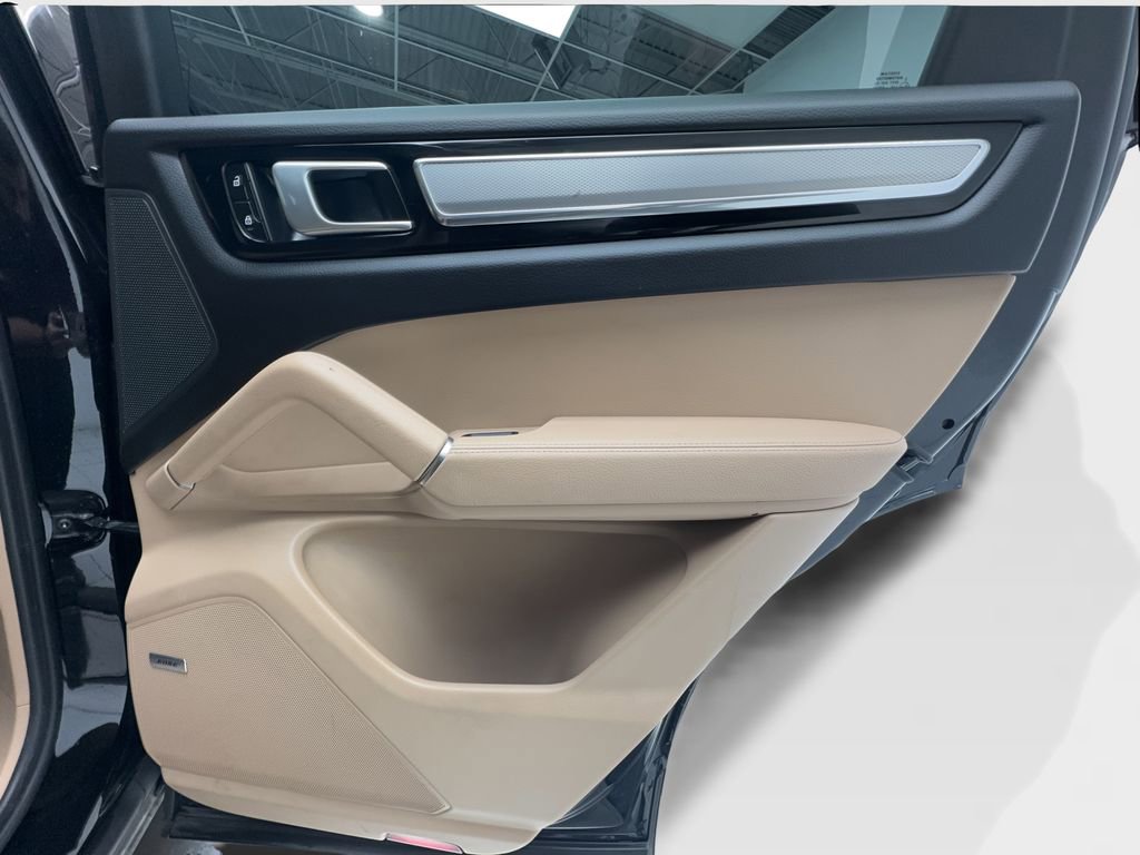 Used 2023 Porsche Cayenne Platinum Edition image 30