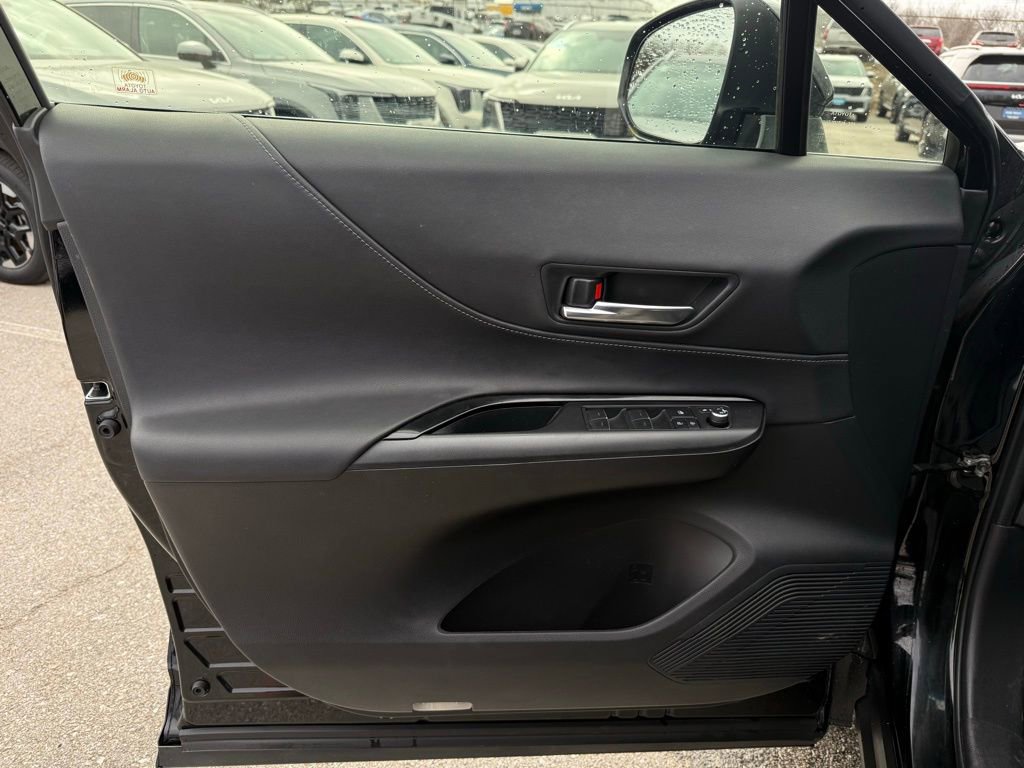 Used 2021 Toyota Venza LE image 7