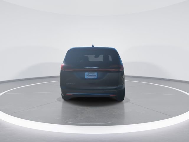 Used 2023 Chrysler Pacifica Touring-L image 10
