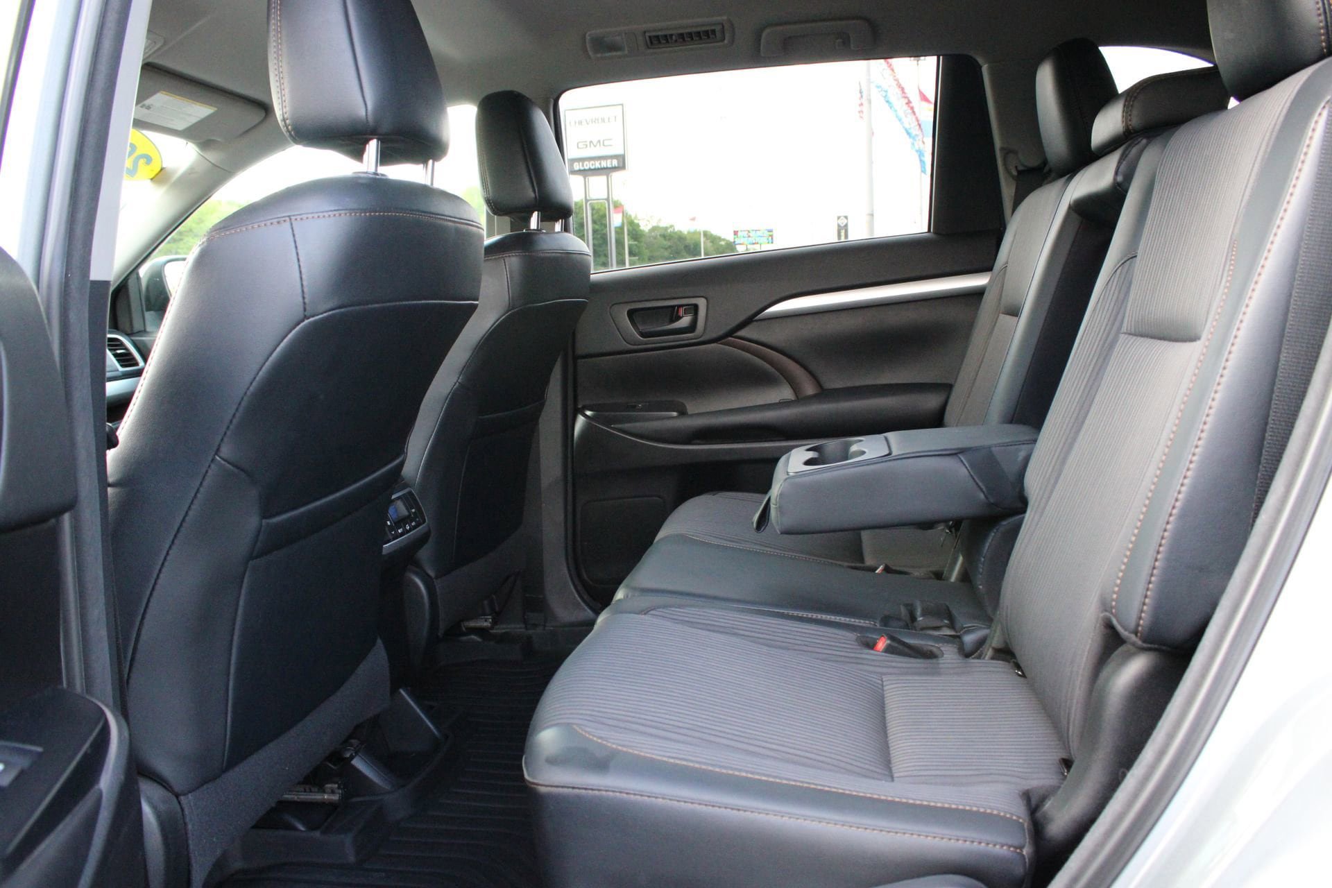Used 2018 Toyota Highlander Plus w/ Carpet Mat Package (TMS) AWD/4WD image 18