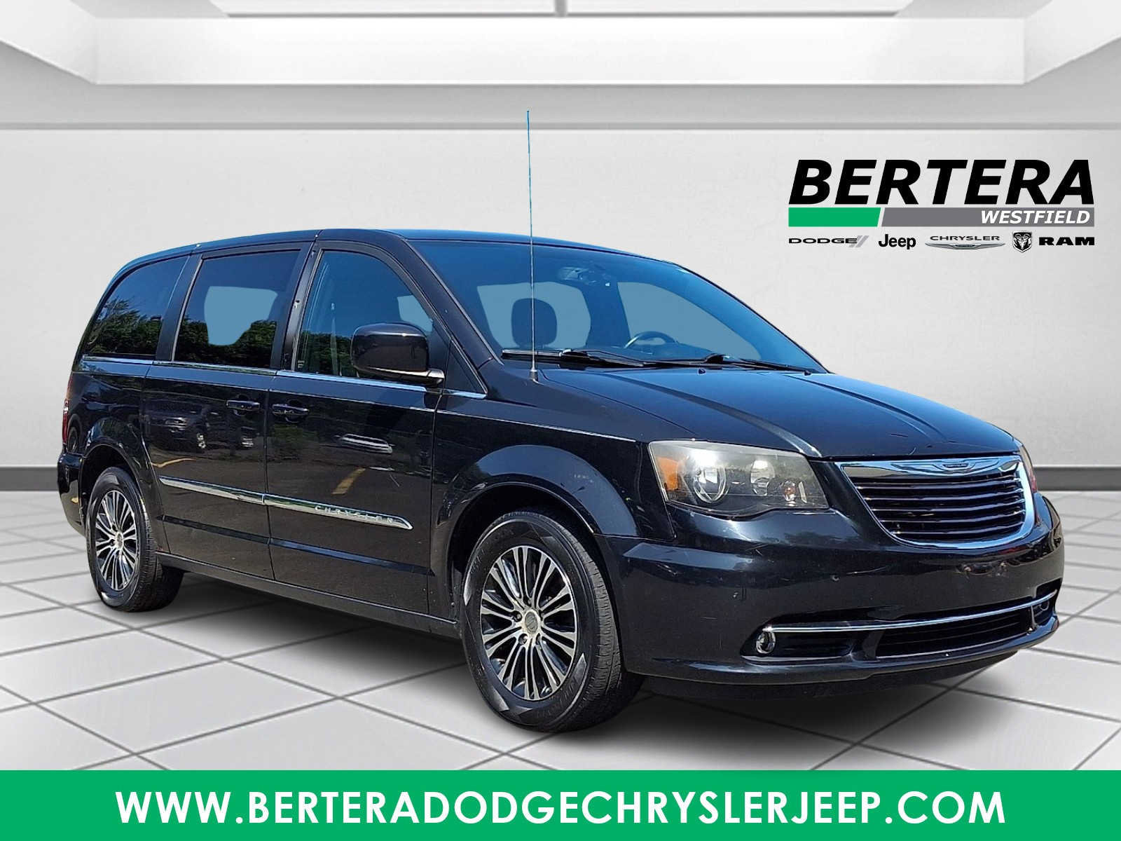 Used 2014 Chrysler Town & Country S FWD image 1