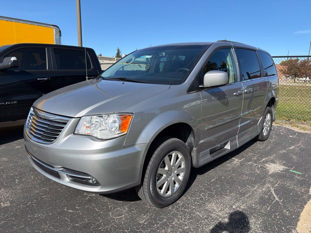 Used 2016 Chrysler Town & Country Touring FWD image 4