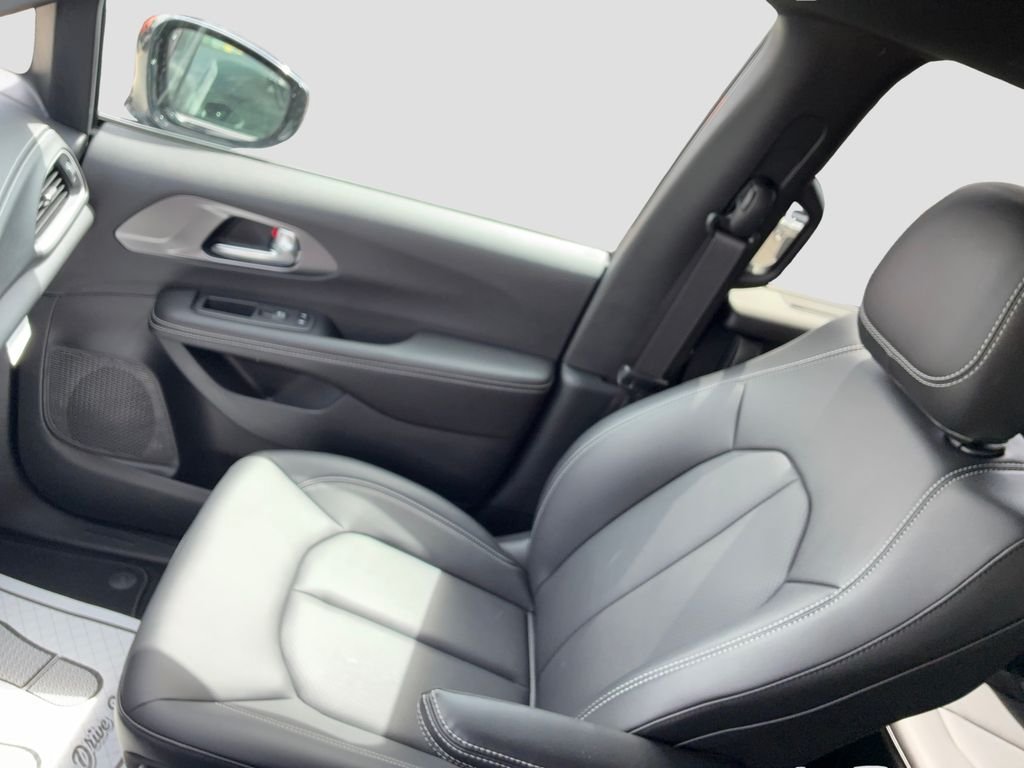 New 2026 Chrysler Pacifica Select AWD/4WD image 15