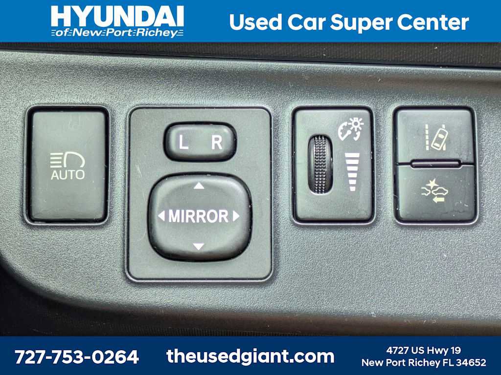 Used 2018 Toyota Prius C Two image 25