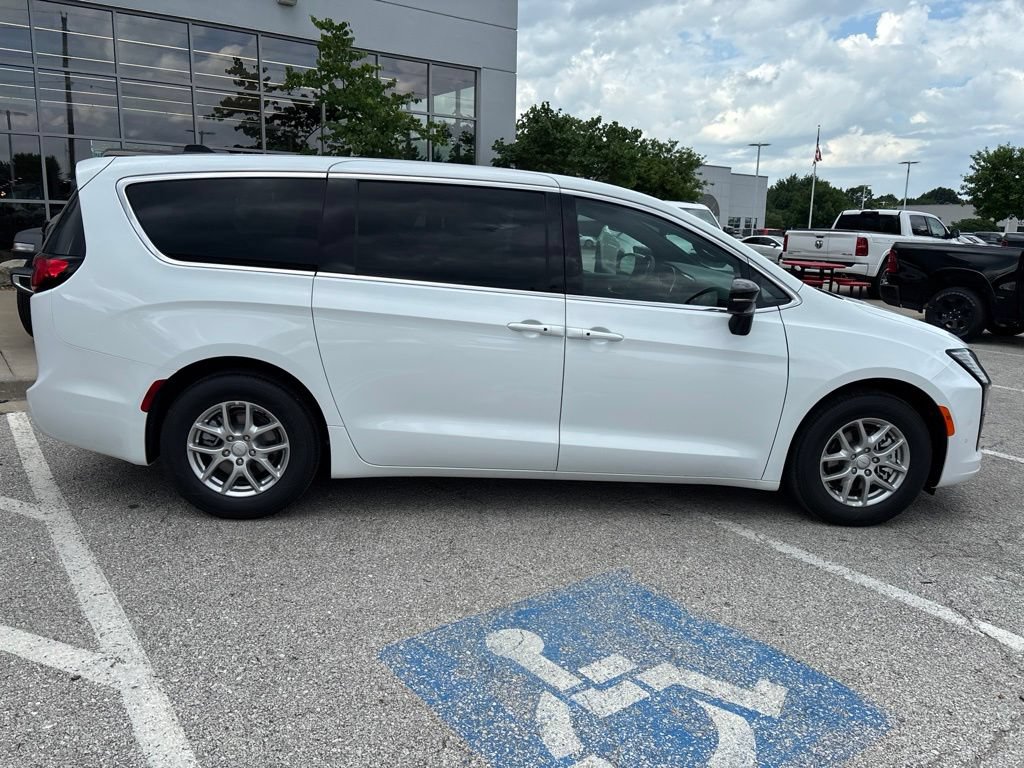 New 2027 Chrysler Pacifica Select FWD image 31