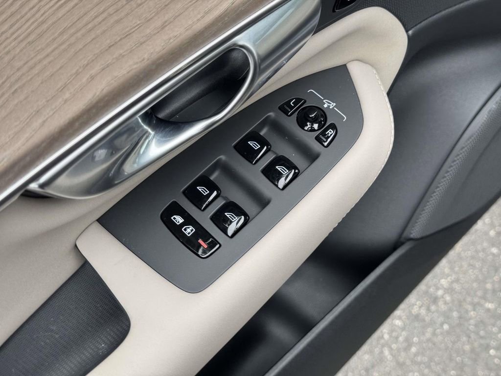 Certified 2026 Volvo XC90 B6 Plus w/ Protection Package image 15