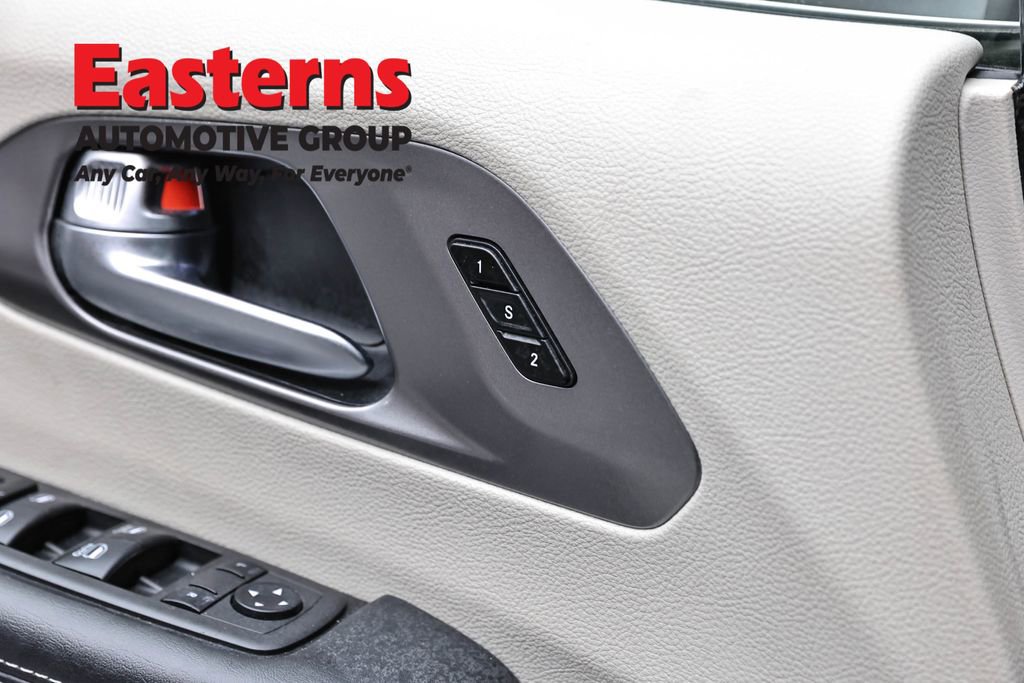 Used 2023 Chrysler Pacifica Touring-L FWD image 22