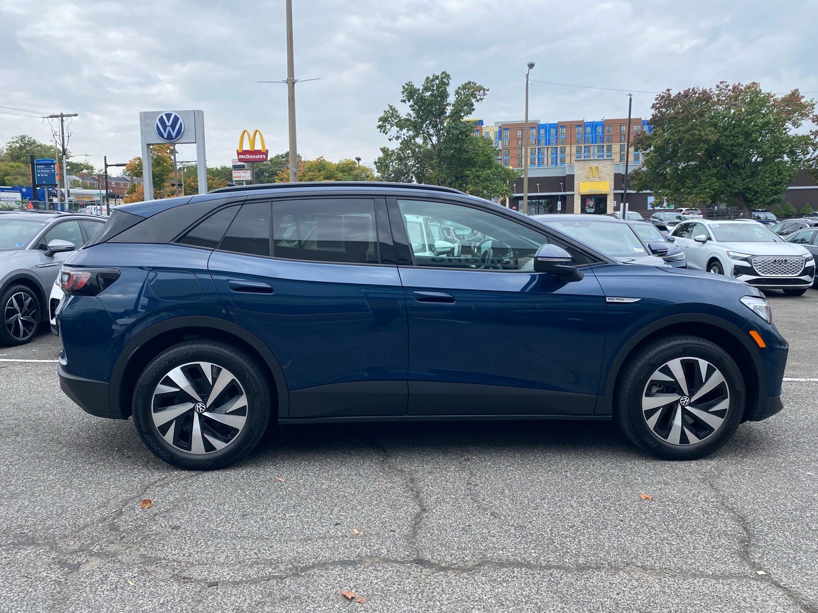 Used 2023 Volkswagen ID.4 Pro AWD/4WD image 2