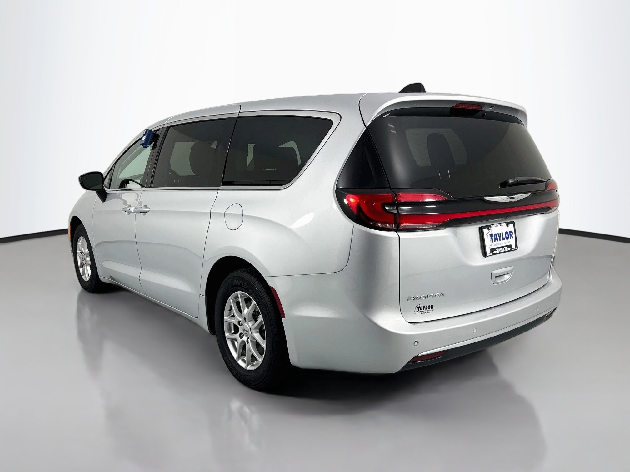 Used 2024 Chrysler Pacifica Touring-L FWD image 5