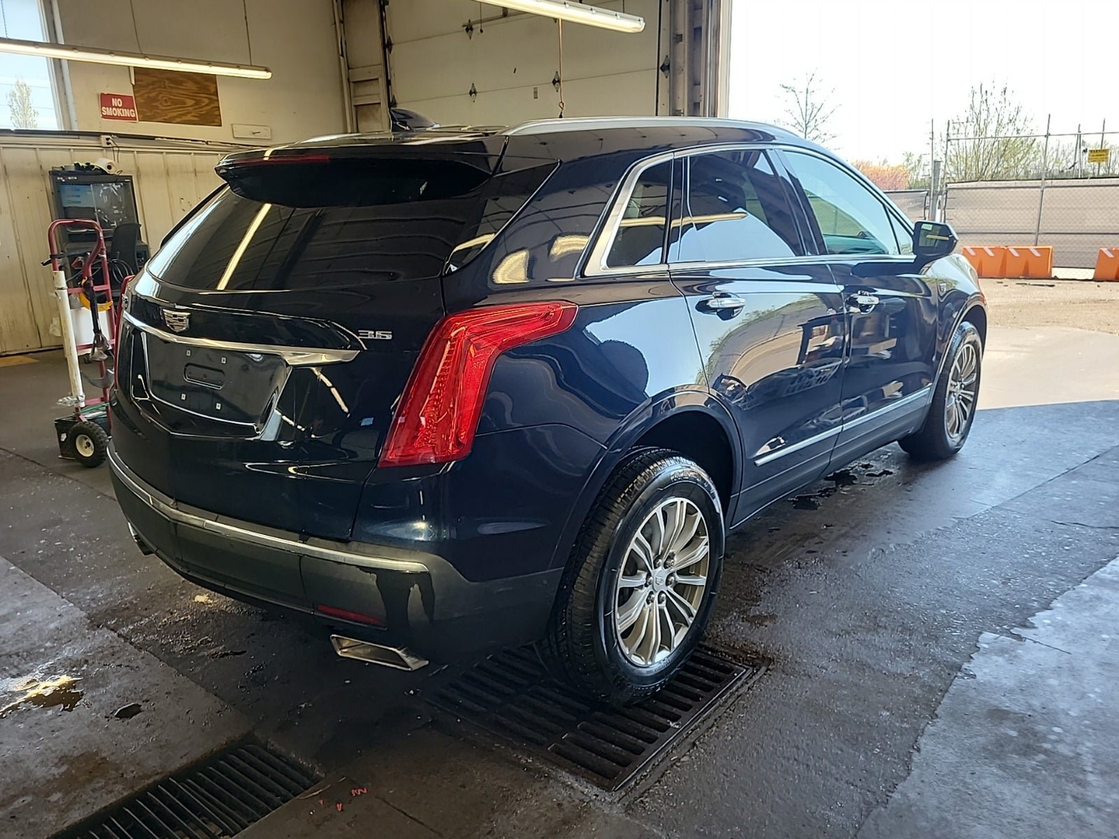 Used 2017 Cadillac XT5 Luxury FWD image 3