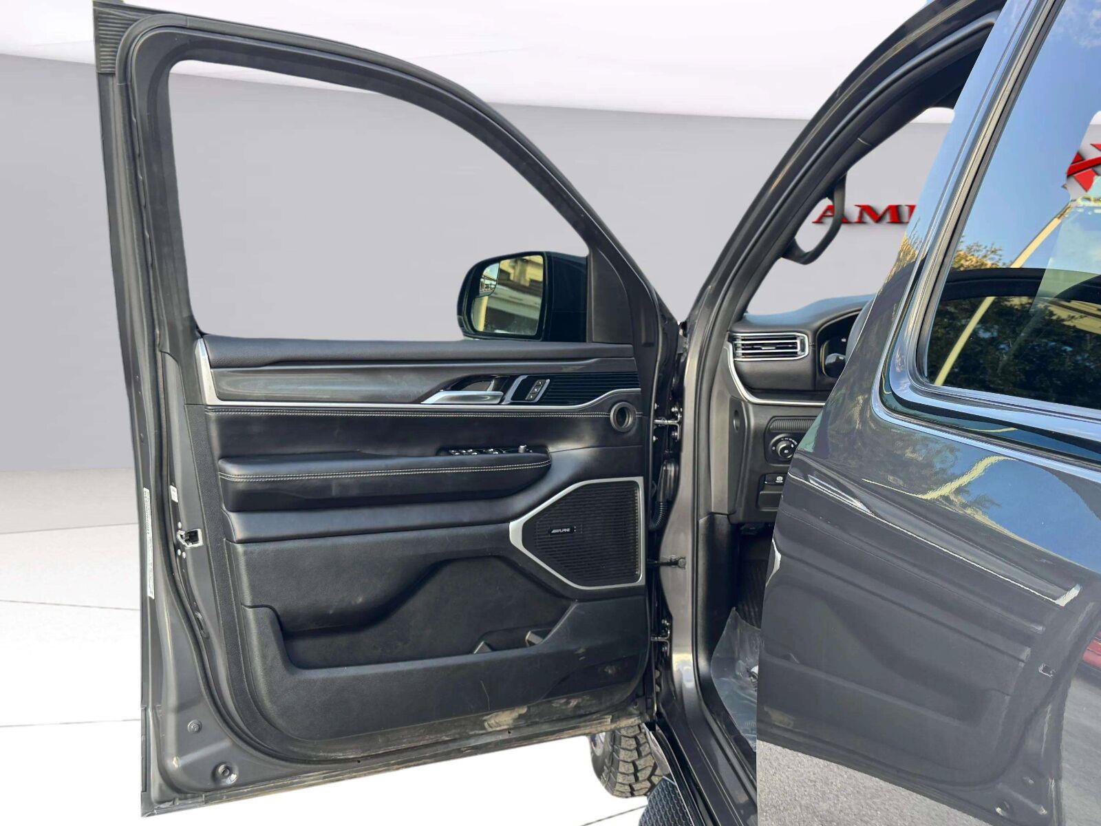Used 2022 Jeep Wagoneer Series I AWD/4WD image 17