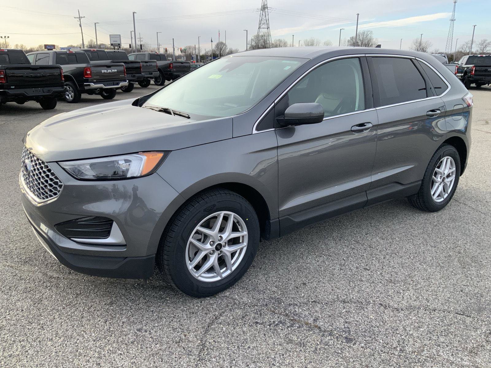 Used 2024 Ford Edge SEL image 5