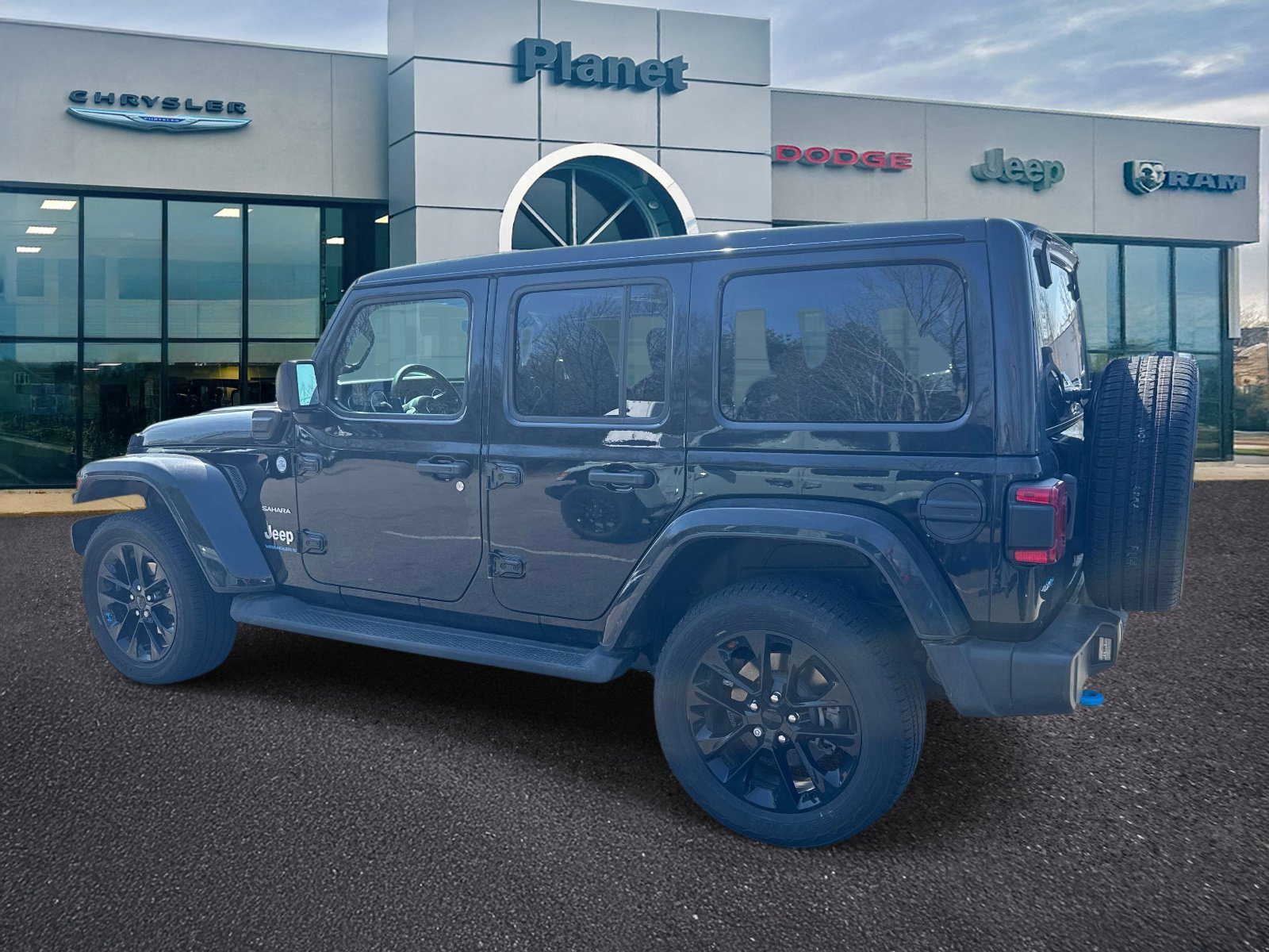 Used 2023 Jeep Wrangler Unlimited Sahara w/ Cold Weather Group AWD/4WD image 3