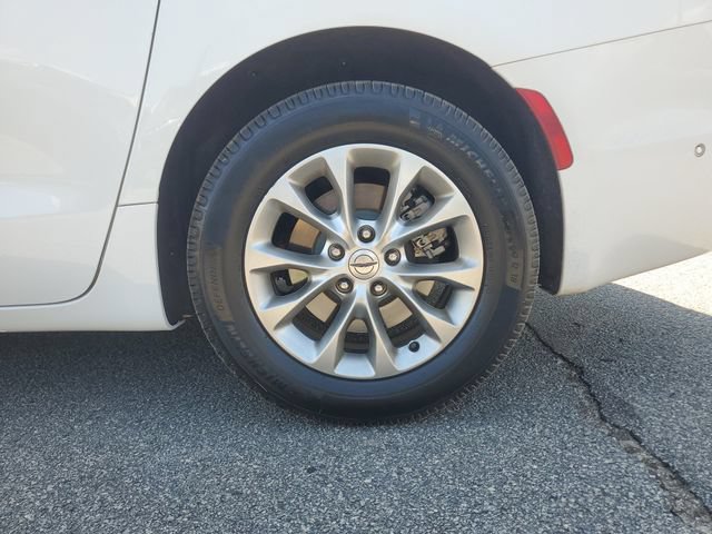 Used 2024 Chrysler Pacifica Touring-L AWD/4WD image 11