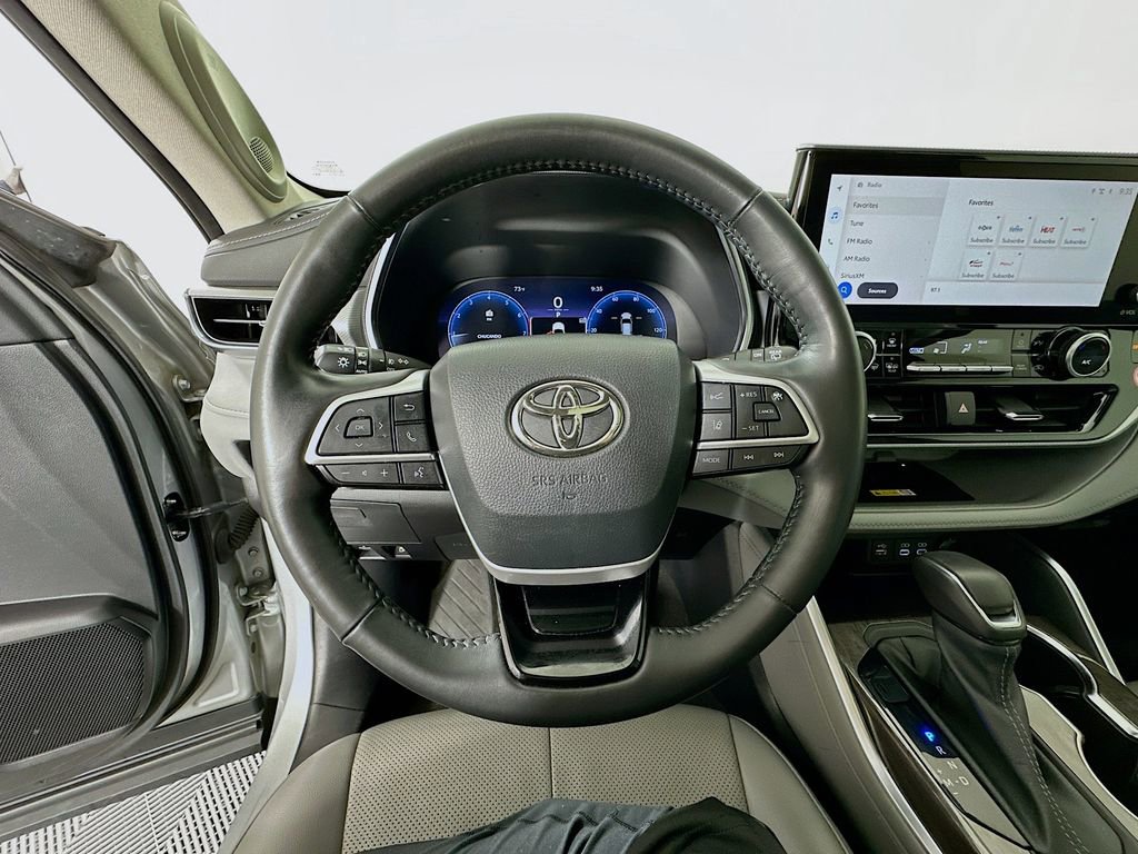 Used 2023 Toyota Highlander Platinum image 11