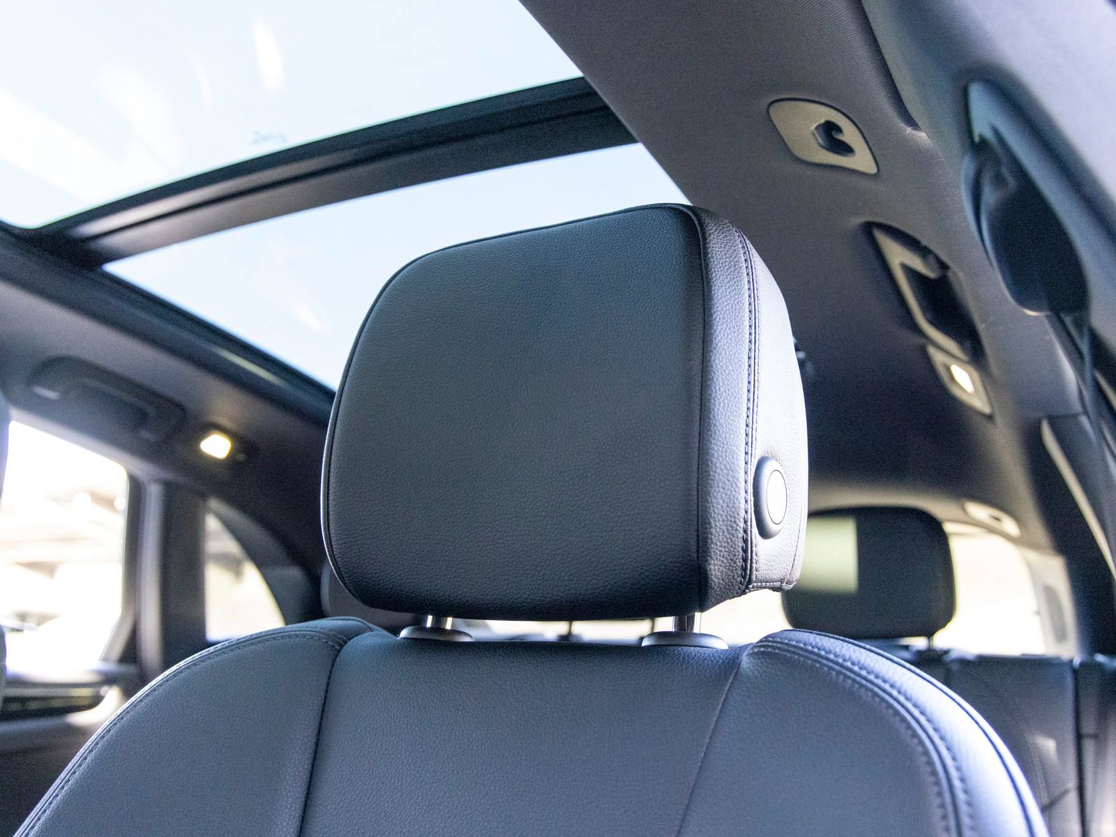 Certified 2025 Porsche Macan AWD/4WD image 31