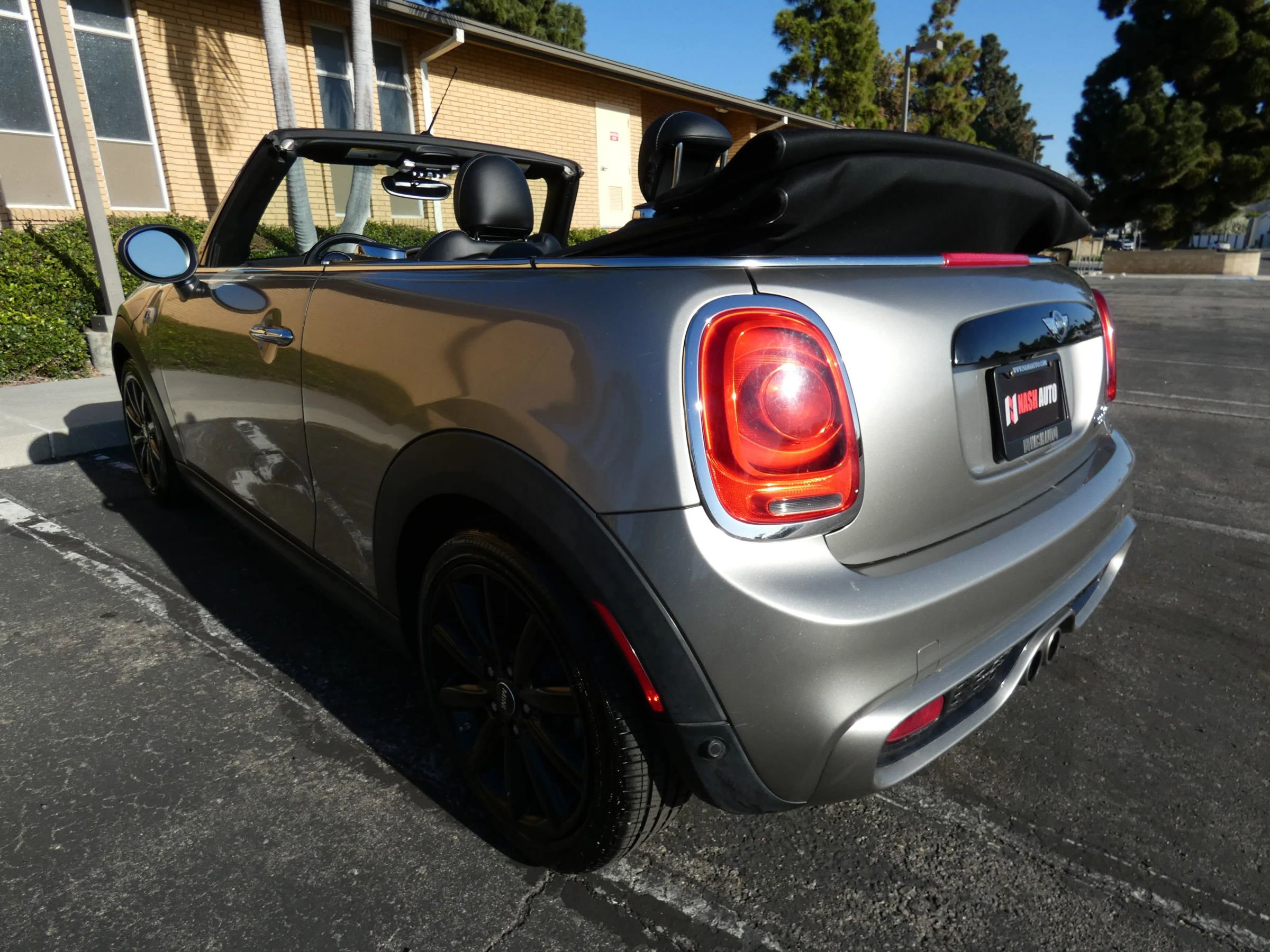 Used 2018 MINI Cooper S w/ Premium Package image 11