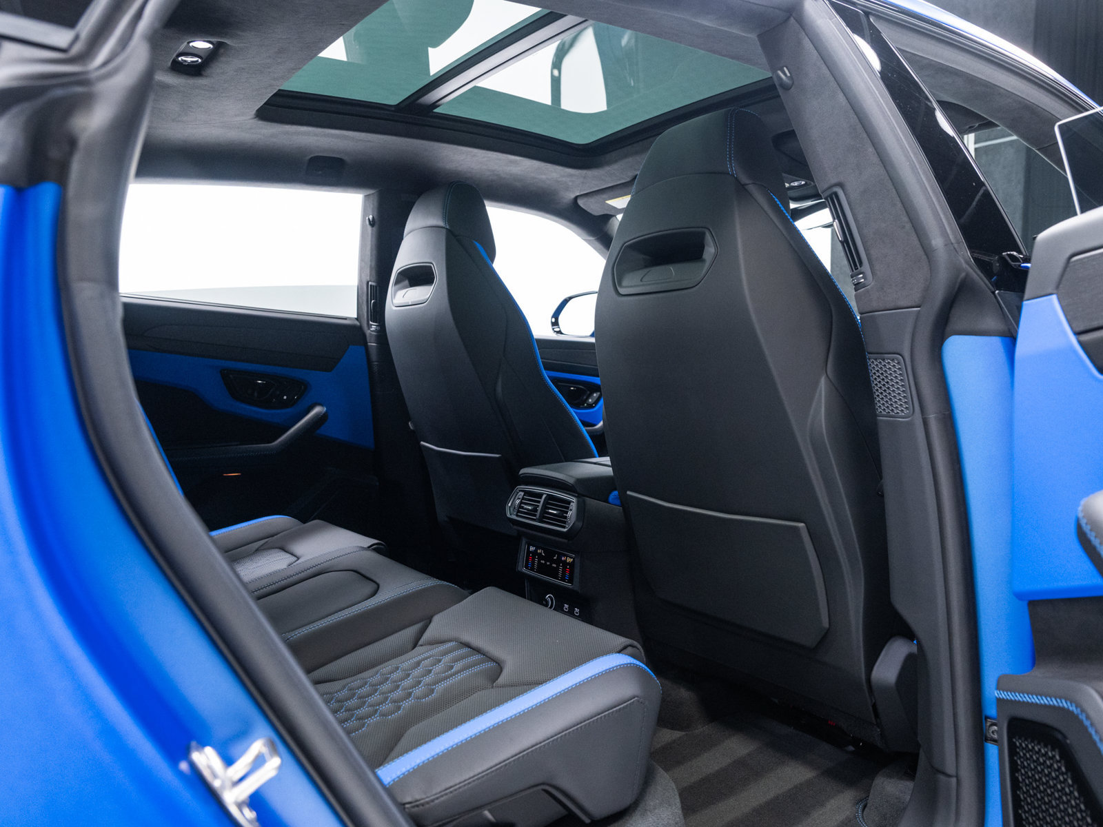 Used 2025 Lamborghini Urus SE AWD/4WD image 70