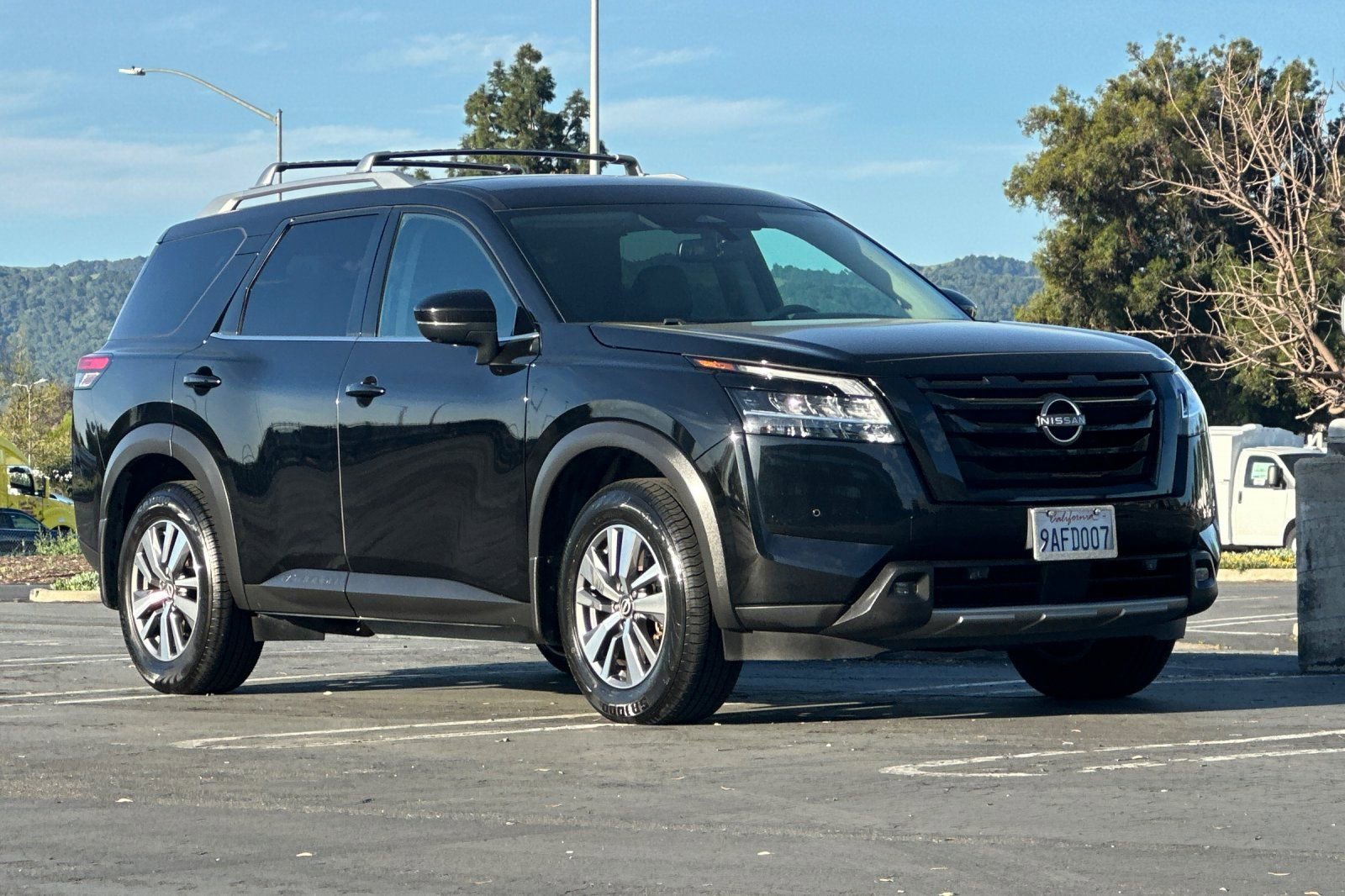 Used 2022 Nissan Pathfinder SL w/ SL Black Package image 2