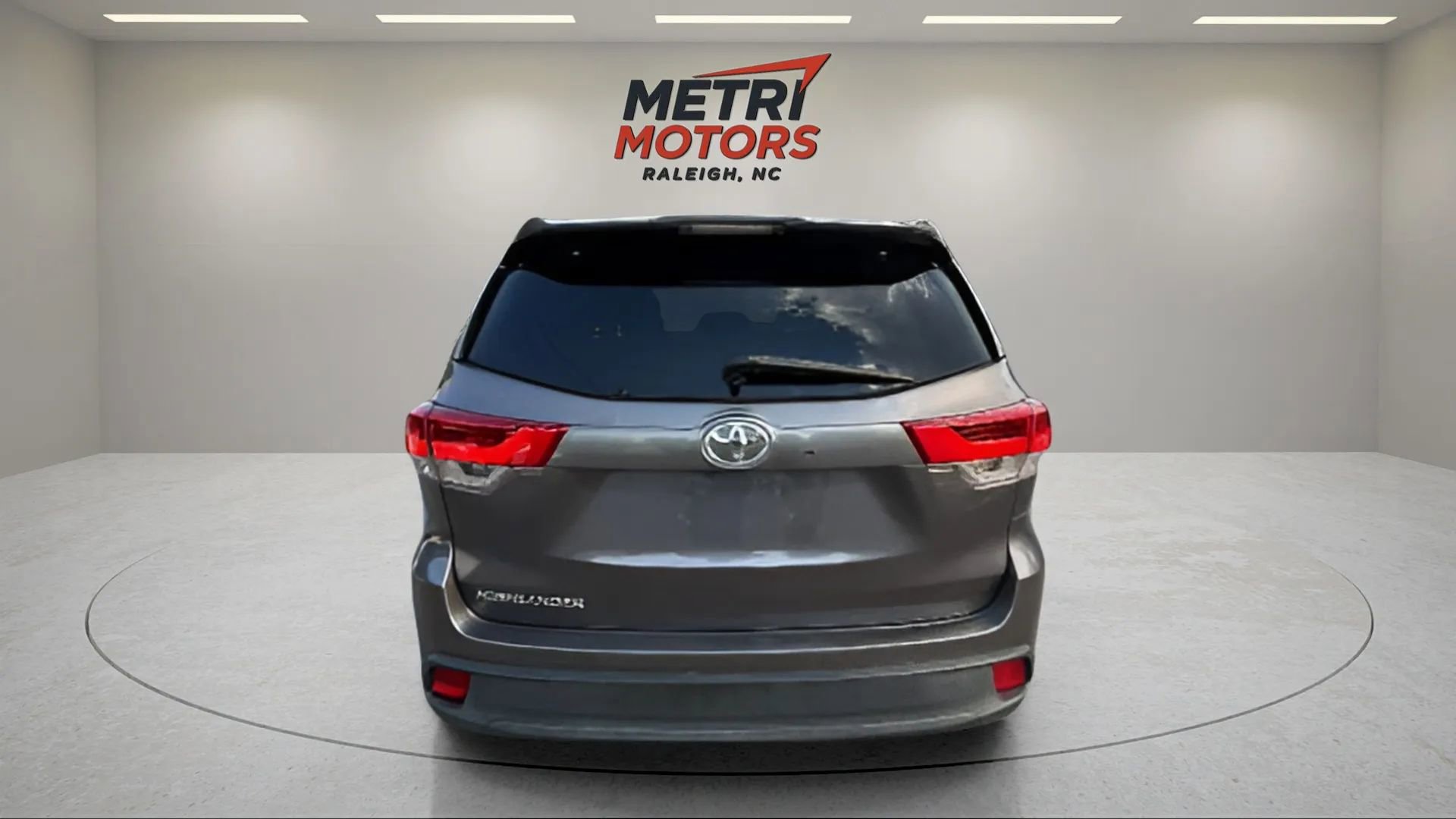 Used 2017 Toyota Highlander XLE image 3