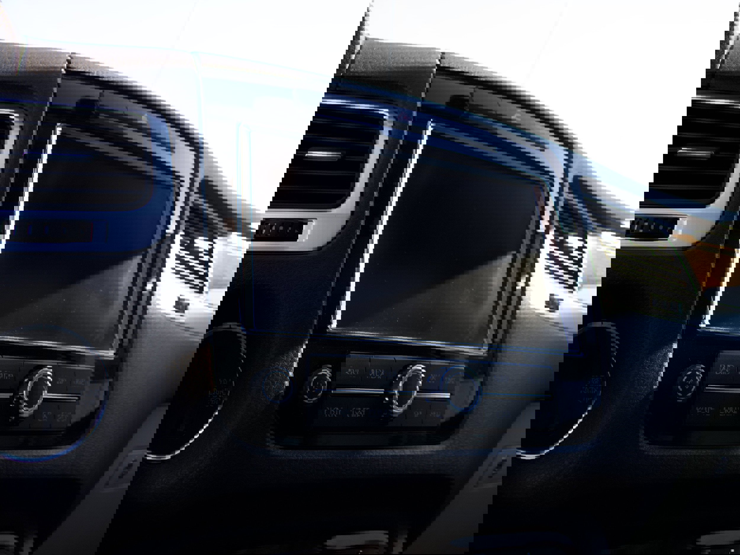 Used 2012 Volkswagen Touareg TDI image 21