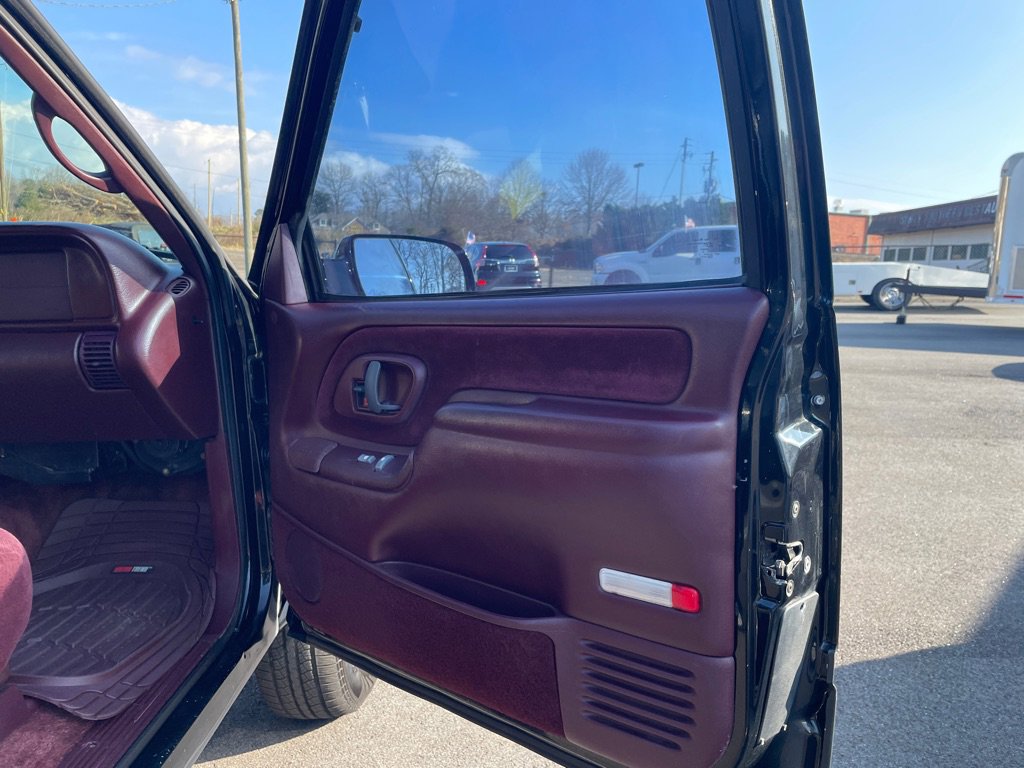 Used 1999 Chevrolet Tahoe 4WD 2-Door image 14