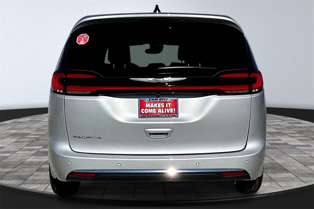 New 2026 Chrysler Pacifica Select image 4