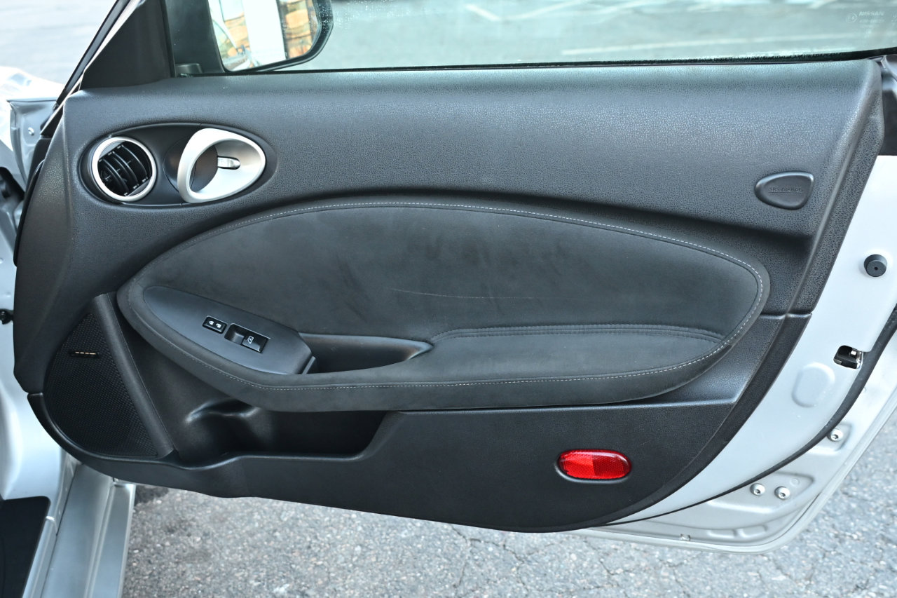 Used 2014 Nissan 370Z Touring w/ Sport Package image 28