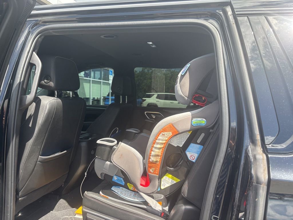 Used 2022 Chevrolet Suburban RST w/ Luxury Package AWD/4WD image 4
