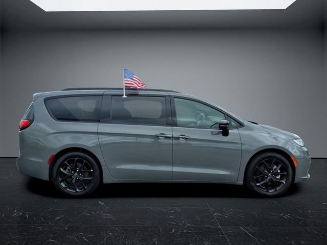 Used 2025 Chrysler Pacifica Limited FWD image 2