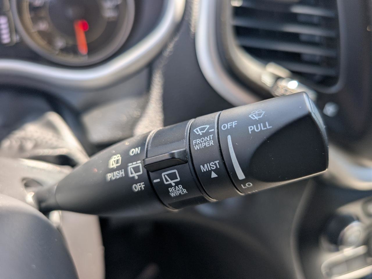 Used 2018 Jeep Cherokee Latitude Plus w/ Comfort/Convenience Group FWD image 24