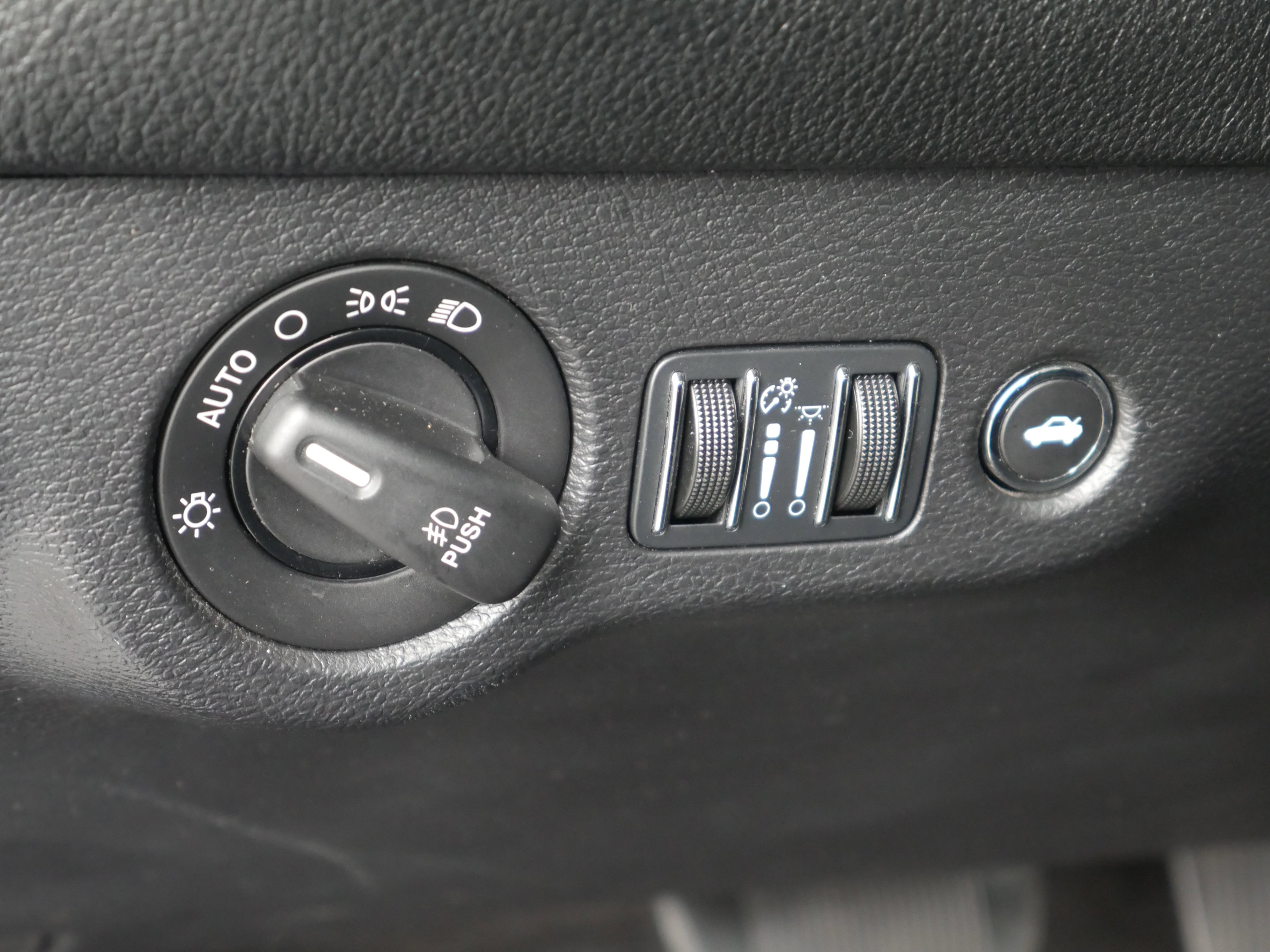 Used 2015 Dodge Challenger R/T w/ Quick Order Package 28D R/T RWD image 6