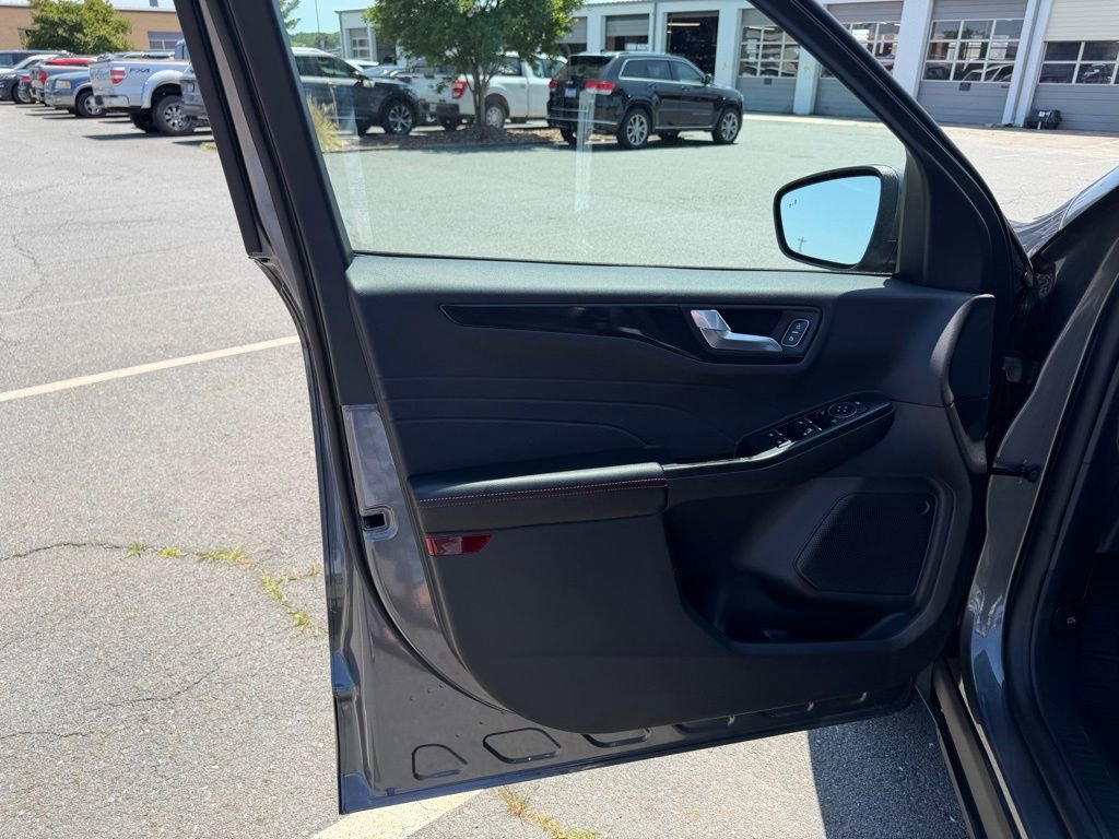 Used 2025 Ford Escape ST-Line Select AWD/4WD image 13