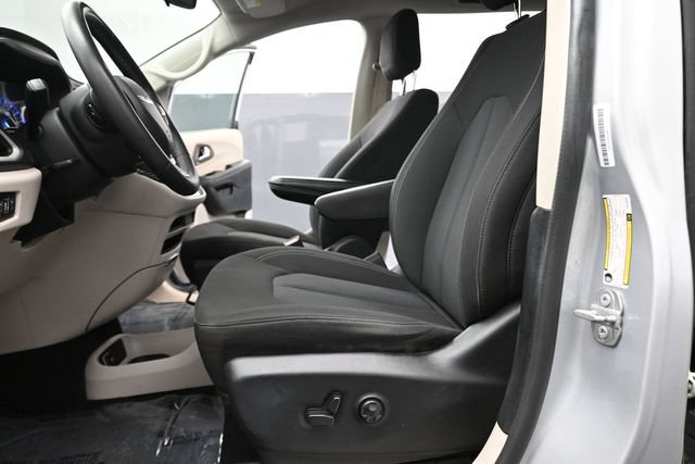 Used 2023 Chrysler Voyager LX FWD image 17