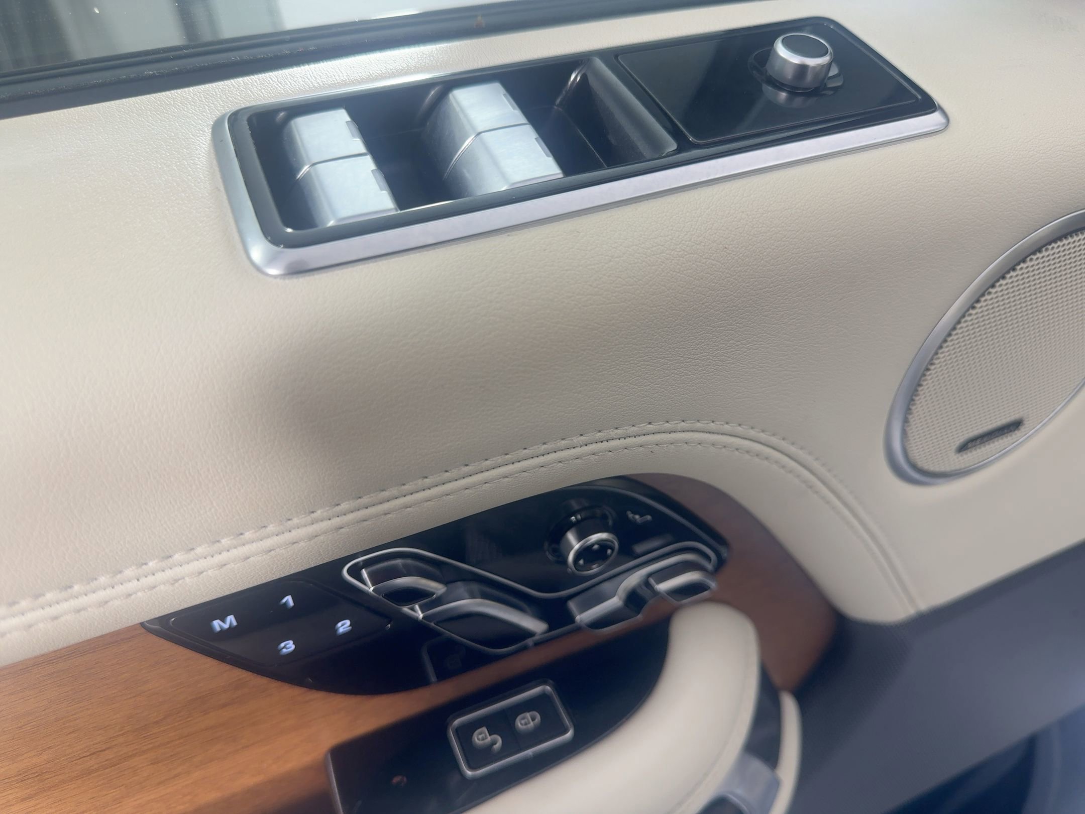 Used 2019 Land Rover Range Rover HSE image 13