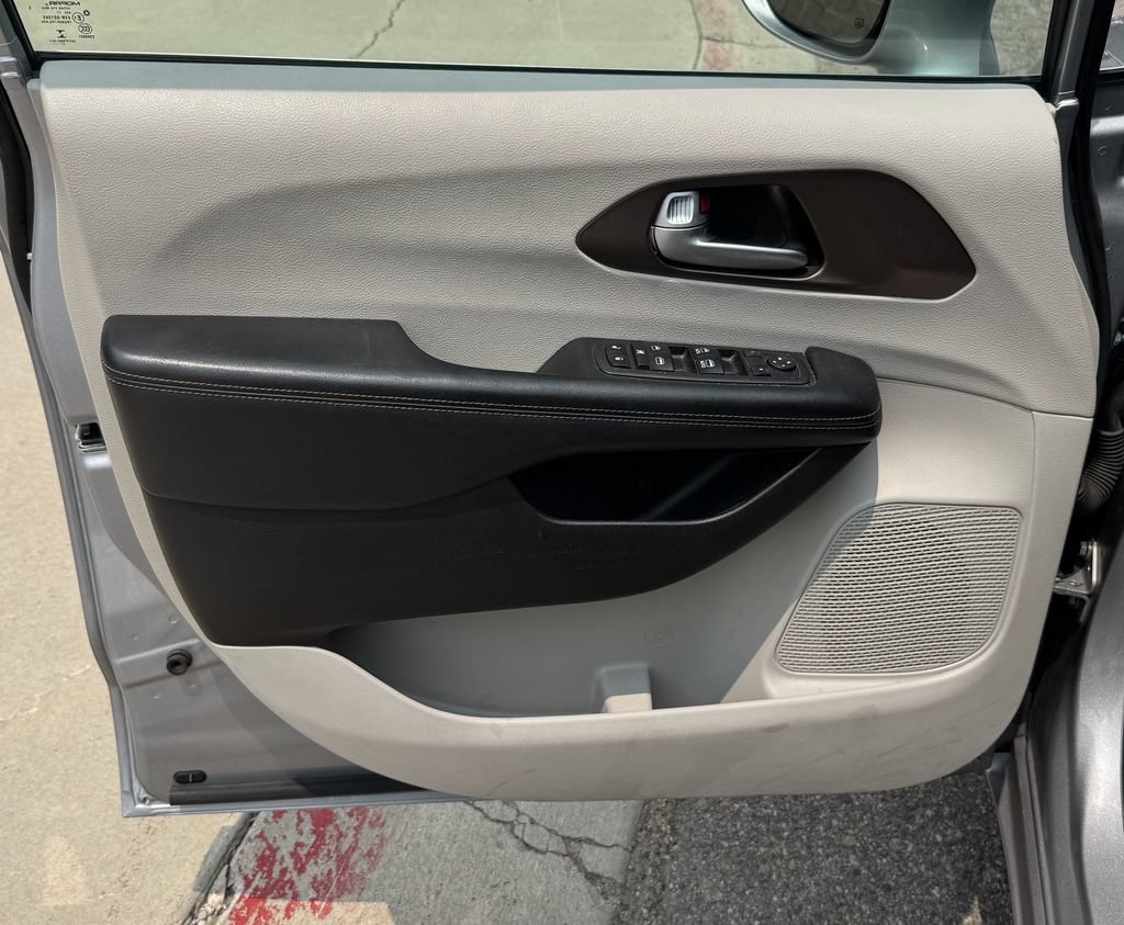 Used 2018 Chrysler Pacifica Touring-L FWD image 12