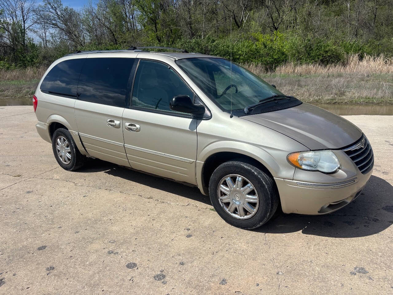 Used 2005 Chrysler Town & Country Limited w/ Trailer Tow Group FWD image 5