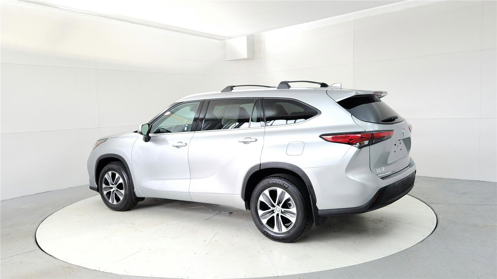 Used 2022 Toyota Highlander XLE image 4
