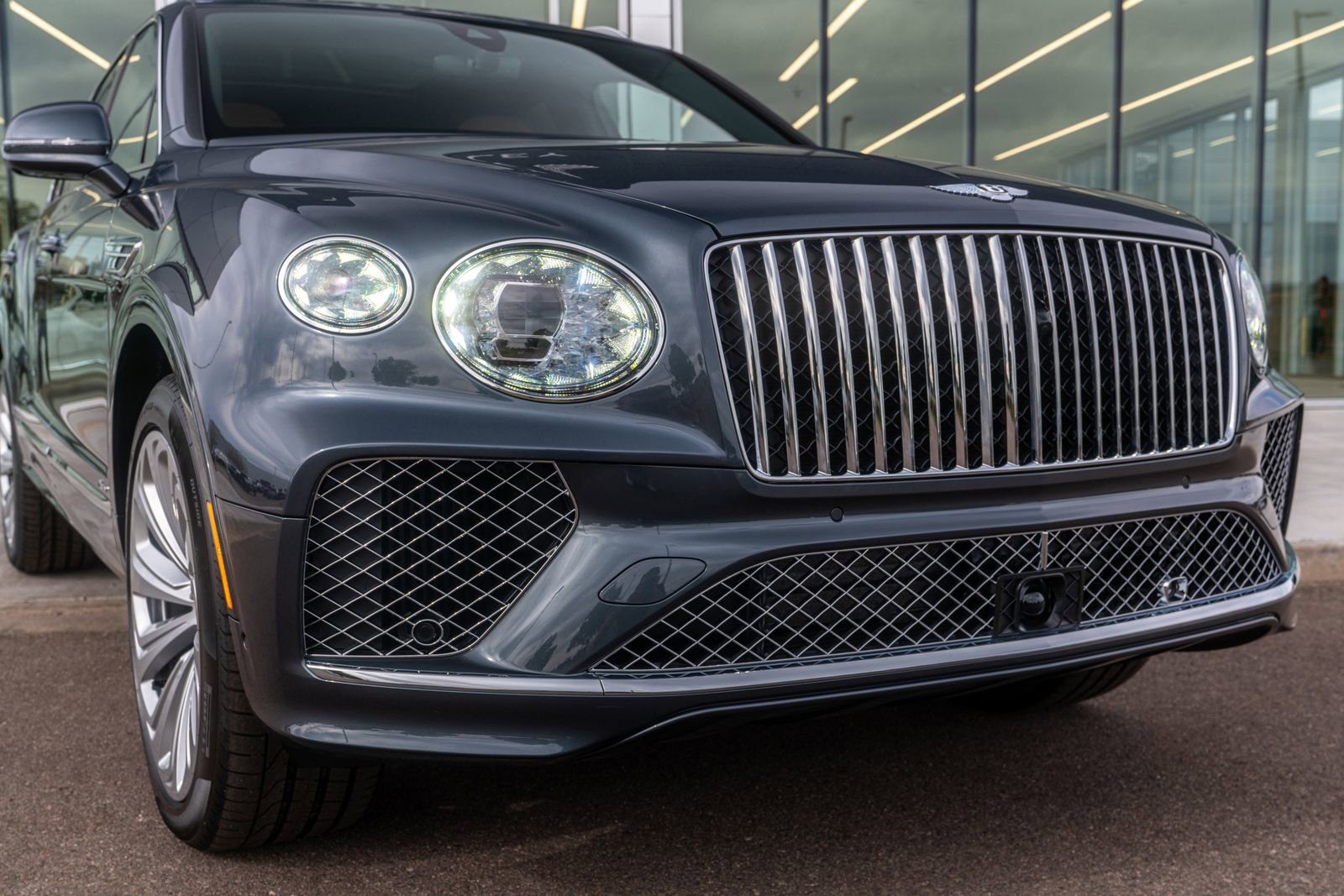 New 2025 Bentley Bentayga image 2