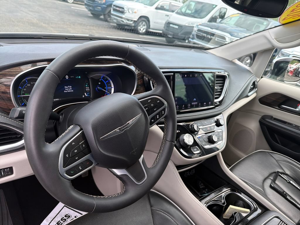 Used 2023 Chrysler Pacifica Limited FWD image 14